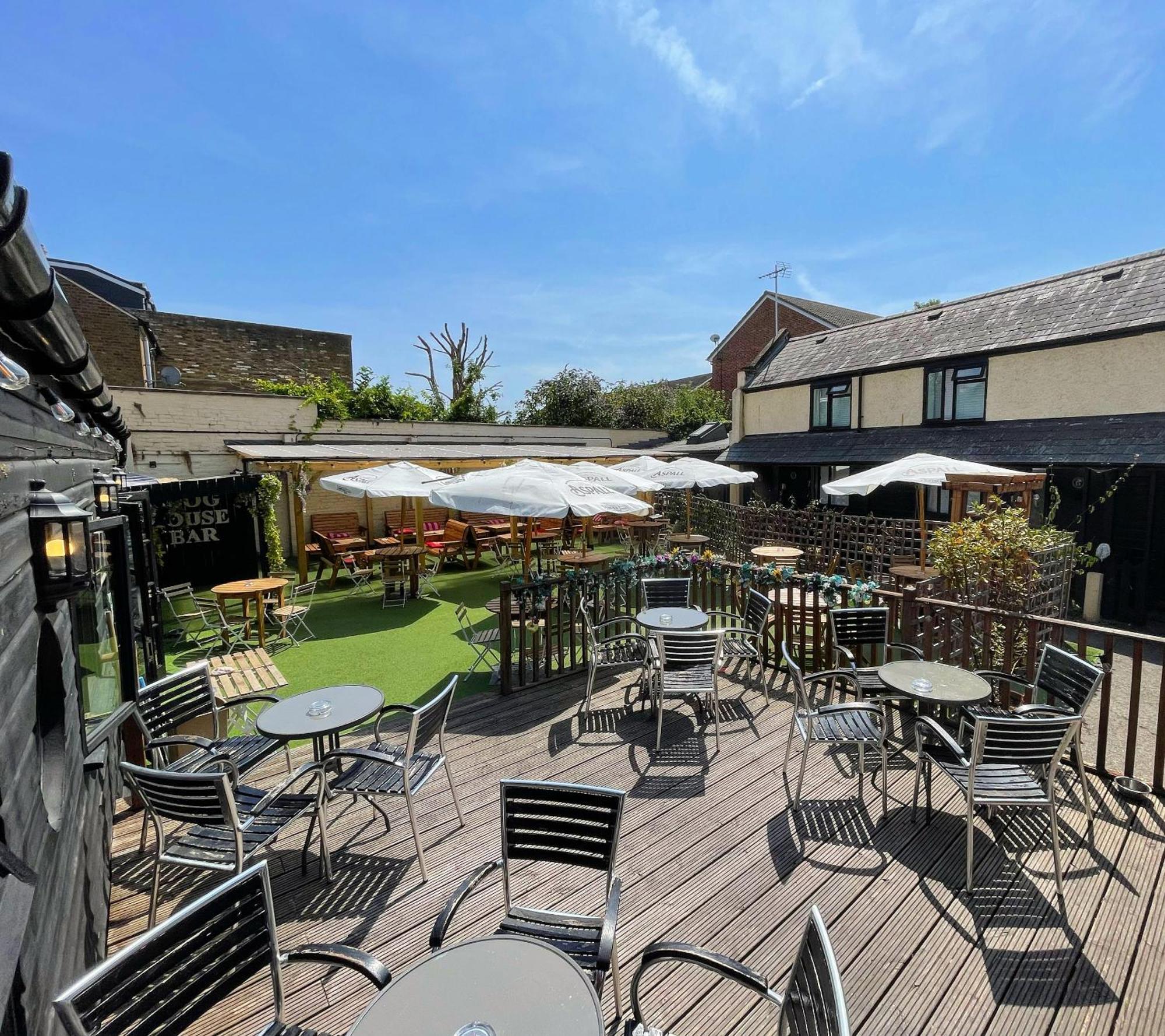 The Windsor Trooper Pub & Inn Extérieur photo