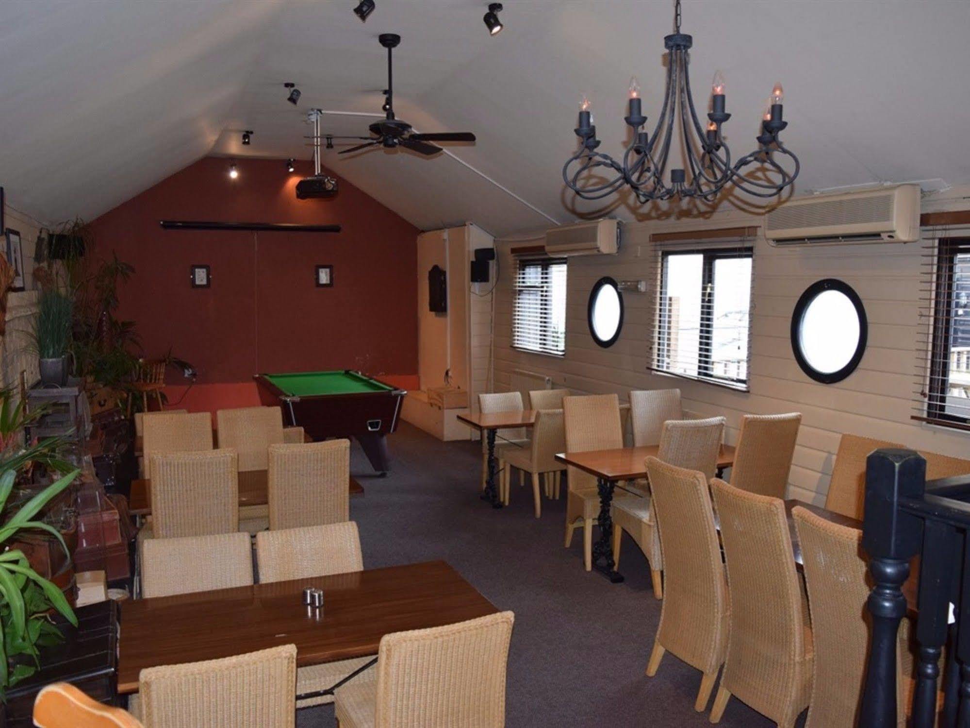 The Windsor Trooper Pub & Inn Extérieur photo