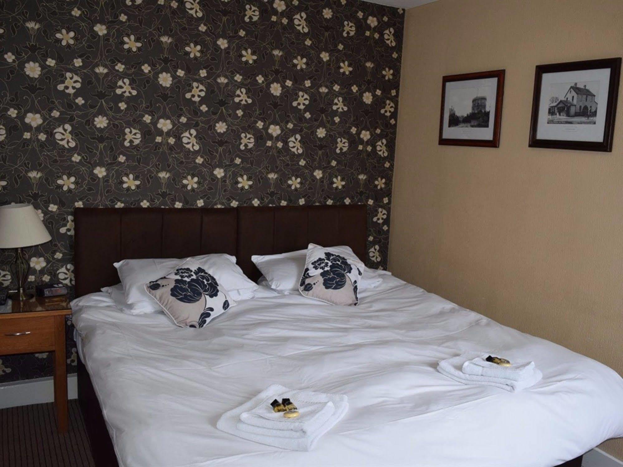 The Windsor Trooper Pub & Inn Extérieur photo